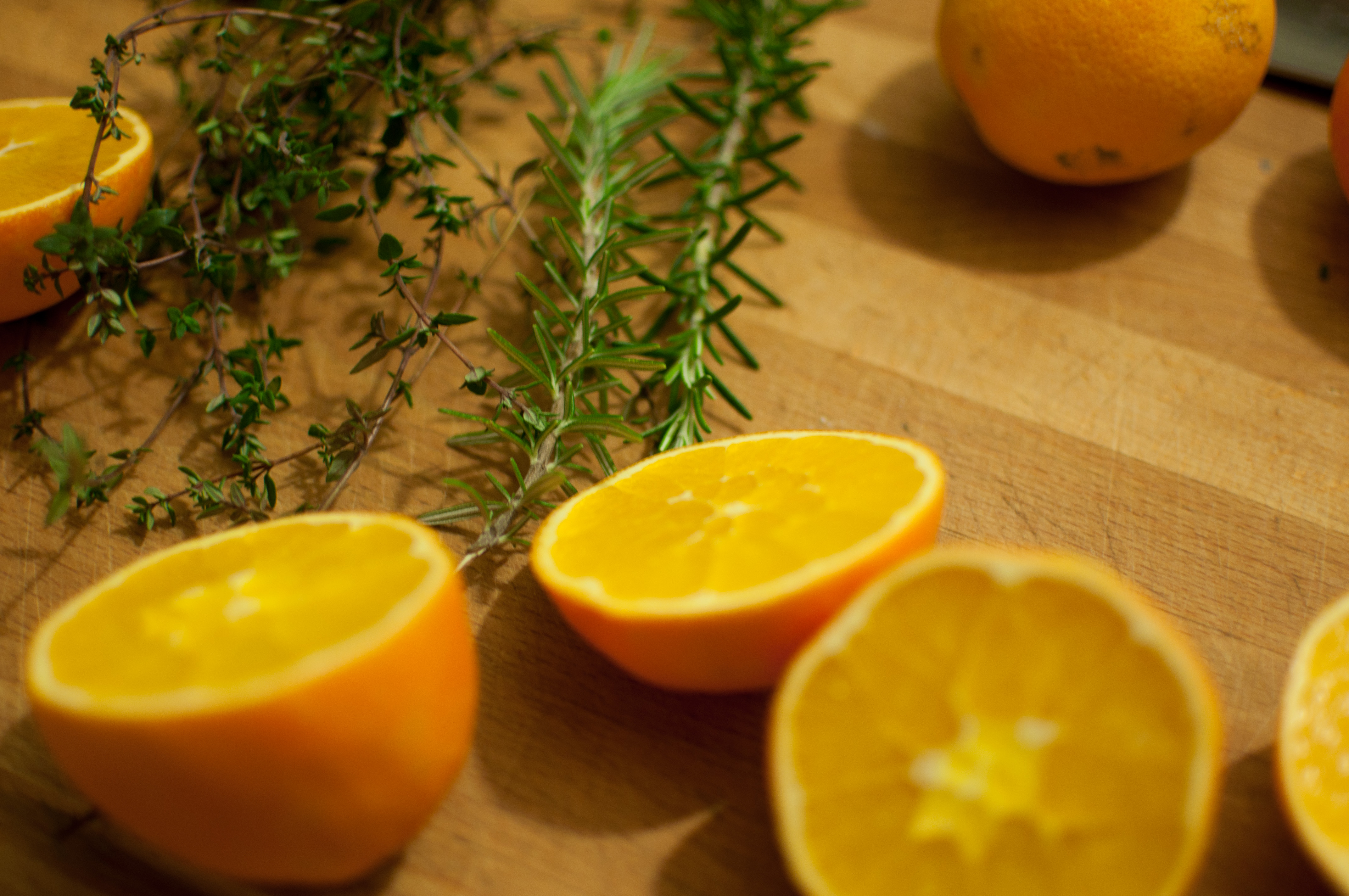 orangen und kräuter für die marinade.